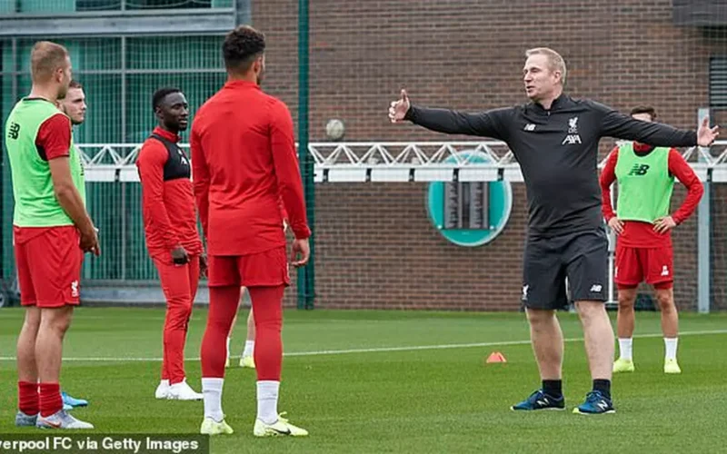 خطوة استراتيجية.. أرسنال يستقطب مدرب رميات ليفربول لتعزيز الصدارة